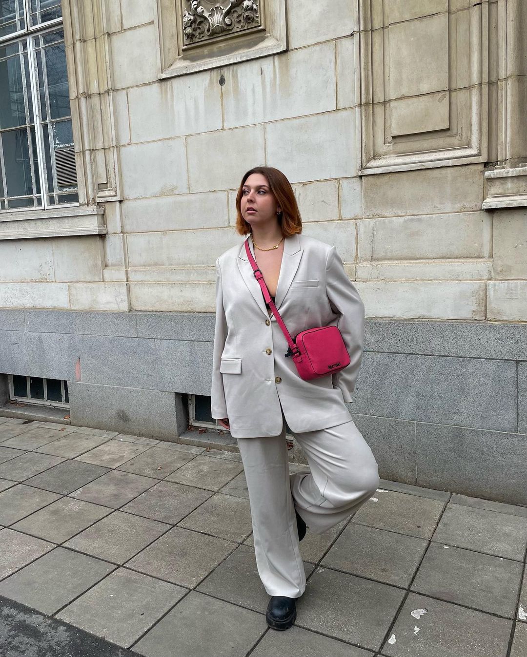 Modelo plus size usando look elegante e divertido