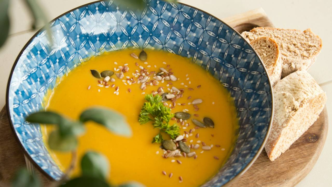Caldo quente com ervas por cima