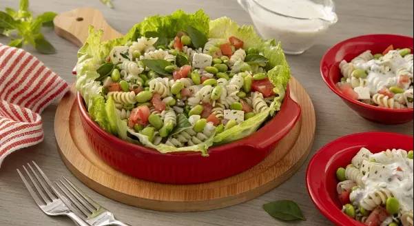 Salada de macarrão com edamame e molho de iogurte