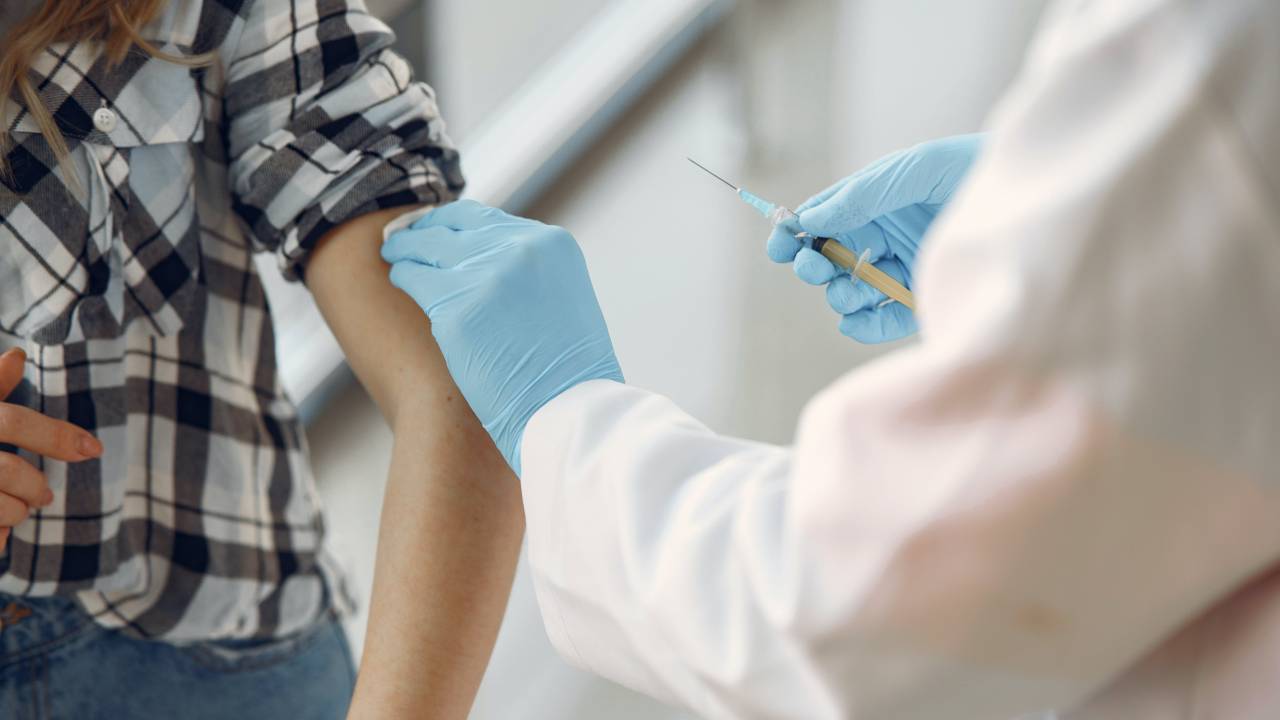 Vacina em adolescente contra dengue