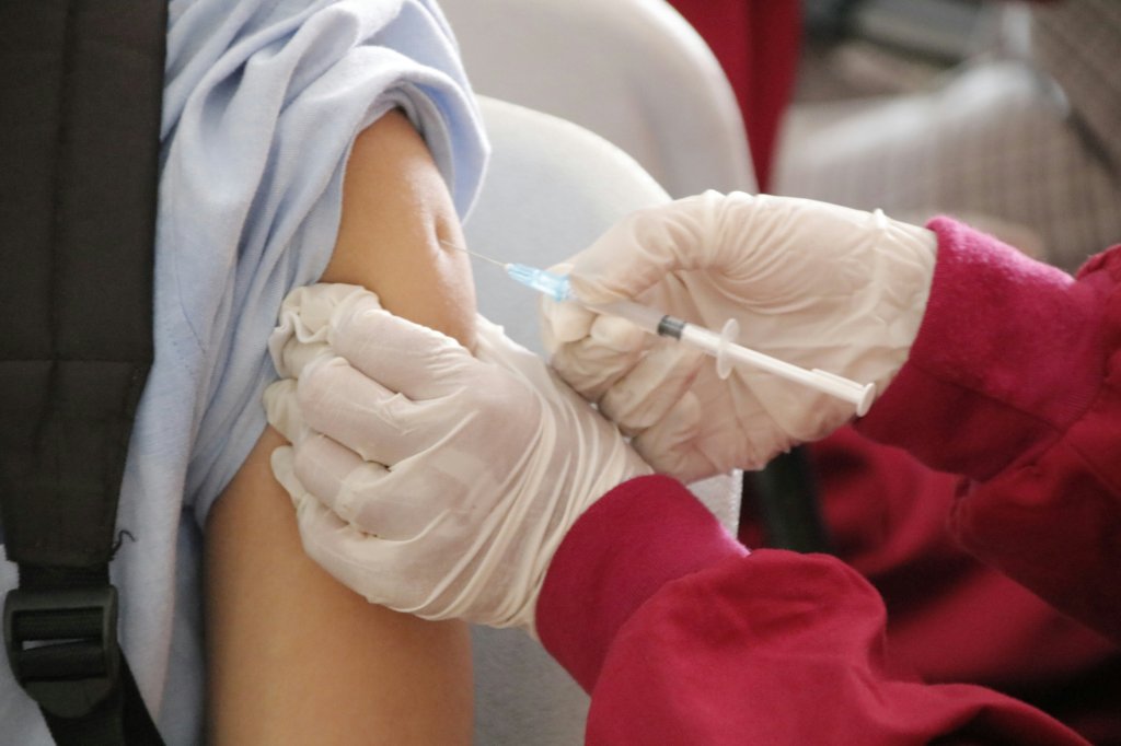 Enfermeira aplicando vacina