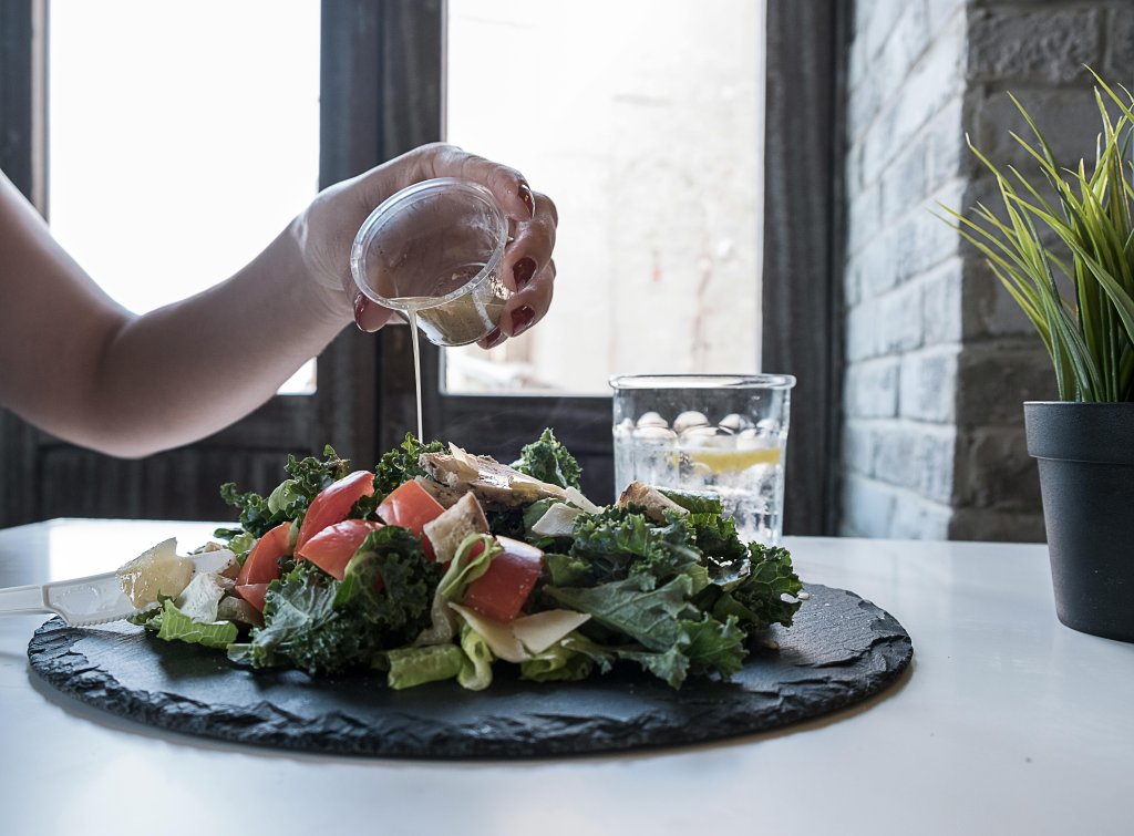 Receita de salada com molho de mostarda e mel