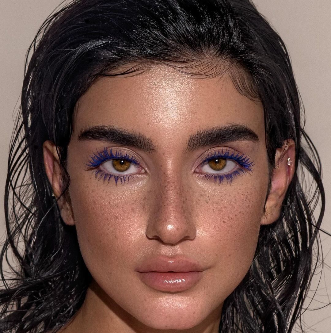 Maquiagem com c&iacute;lios coloridos simples para o carnaval