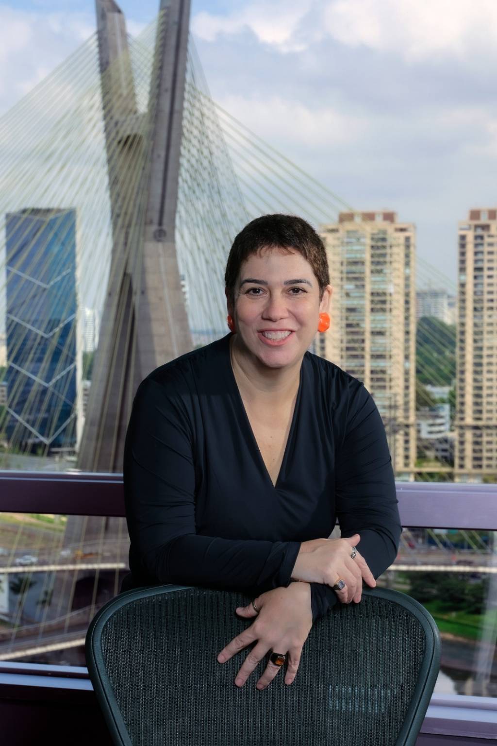 Alessandra Ritondaro Alessandra Ritondaro, CEO do coletivo Weber Shandwick, com Ponte Estaiada de SP ao fundo