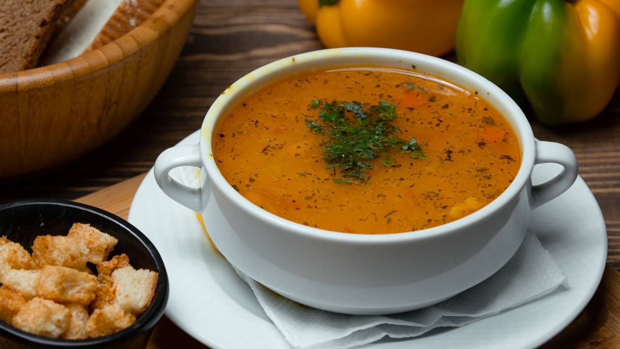 Receita de sopa de legumes cremosa com pão crocante