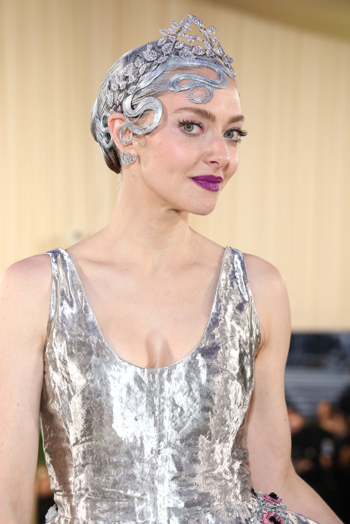 amanda-seyfried-met-gala-2024 Os destaques de beleza do Met Gala 2024.