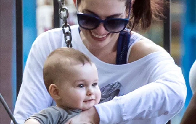 Anne Hathaway e o filho Jonathan.