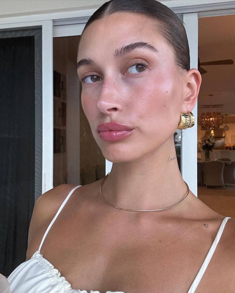 Hora do blush: Hailey Bieber em mais uma forte tendência de beleza