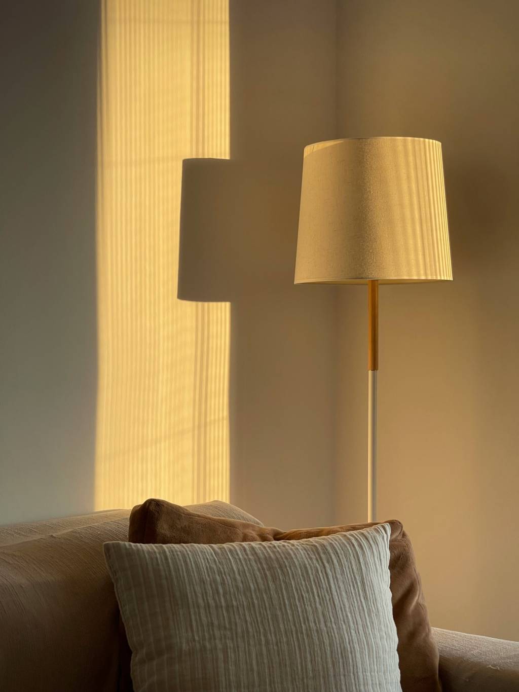 como-usar-luminarias-abajur-alto Como iluminar a casa com lumiaria de piso