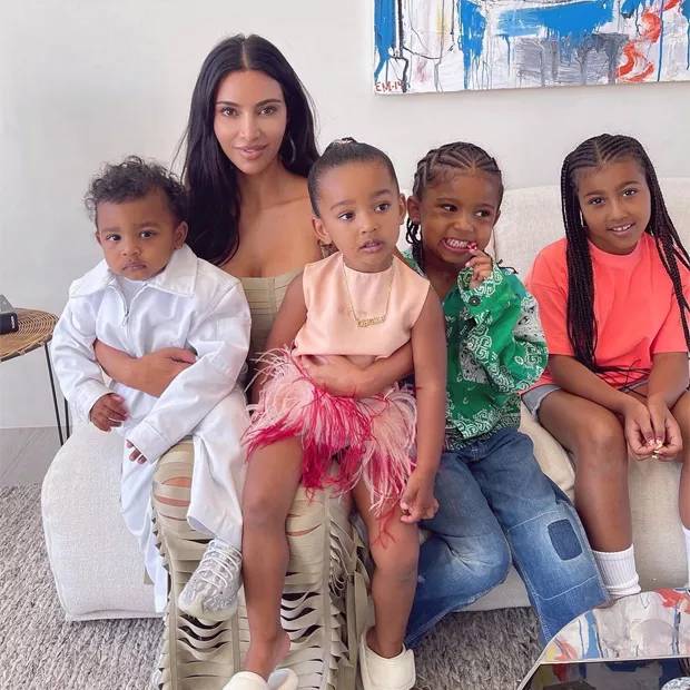 Kim Kardashian ao lado dos filhos.