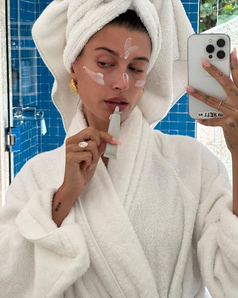 Hora do blush: Hailey Bieber em mais uma forte tendência de beleza