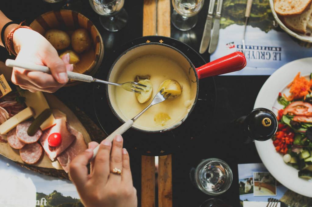 Receitas práticas para fazer um festival de fondue em casa