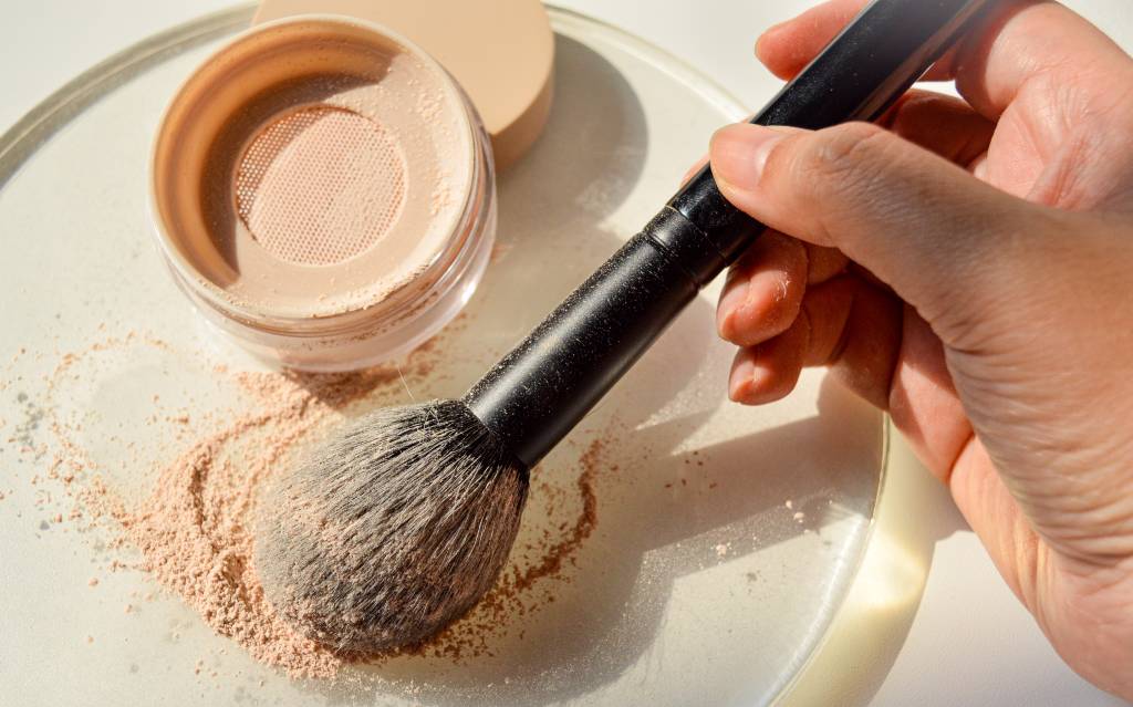 Pó compacto, pó solto ou translúcido: qual a diferença?