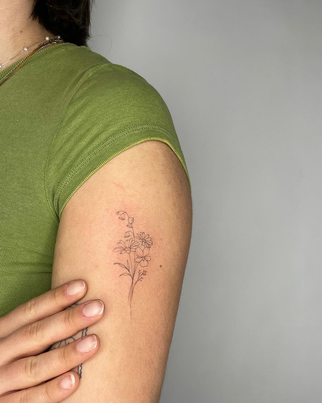 Tatuagem delicada com flores
