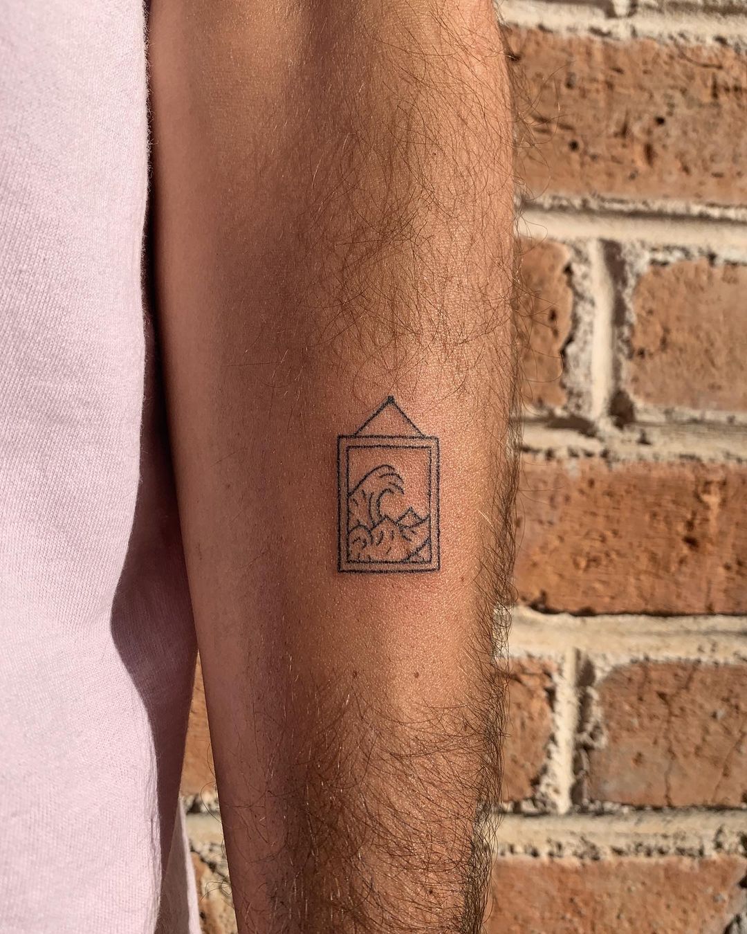 Tatuagem delicada e criativa no bra&ccedil;o