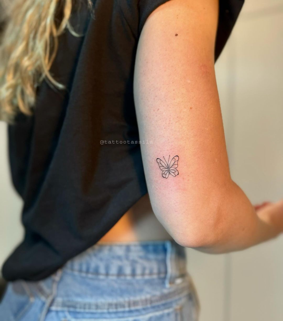 Tatuagem de borboleta no bra&ccedil;o delicada