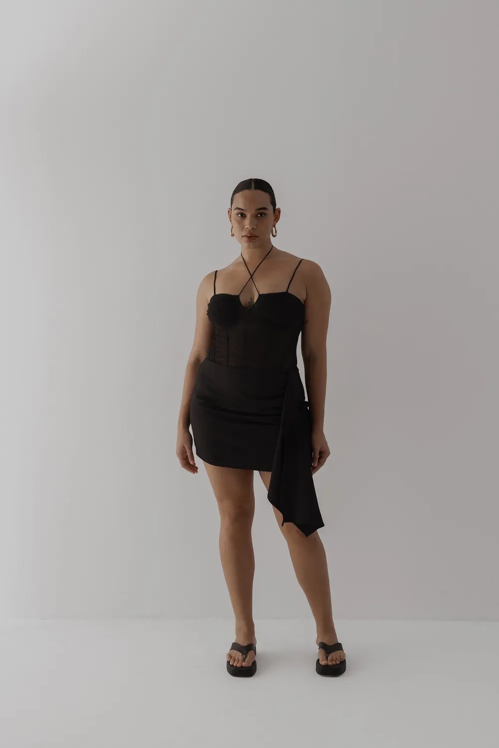 Body plus size preto com transparência