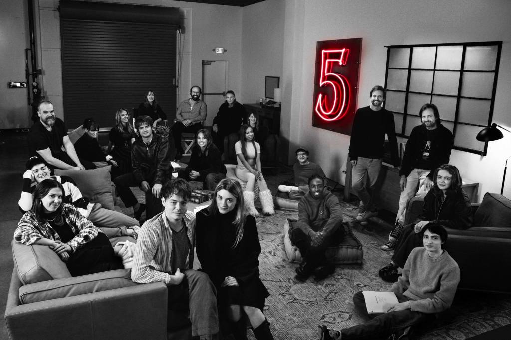 elenco-stranger-things Da esquerda para a direita: Noah Schnapp, Millie Bobby Brown, David Harbour, Winona Ryder, Cara Buono, Joe Keery, Amybeth McNulty, Charlie Heaton, Brett Gelman, Maya Hawke, Natalia Dyer, Jamie Campbell Bower, Priah Ferguson, Linda Hamilton, Gaten Matarazzo, Caleb McLaughlin, Ross Duffer, Matt Duffer, Finn Wolfhard e Sadie Sink reunidos para a quinta temporada de Stranger Things