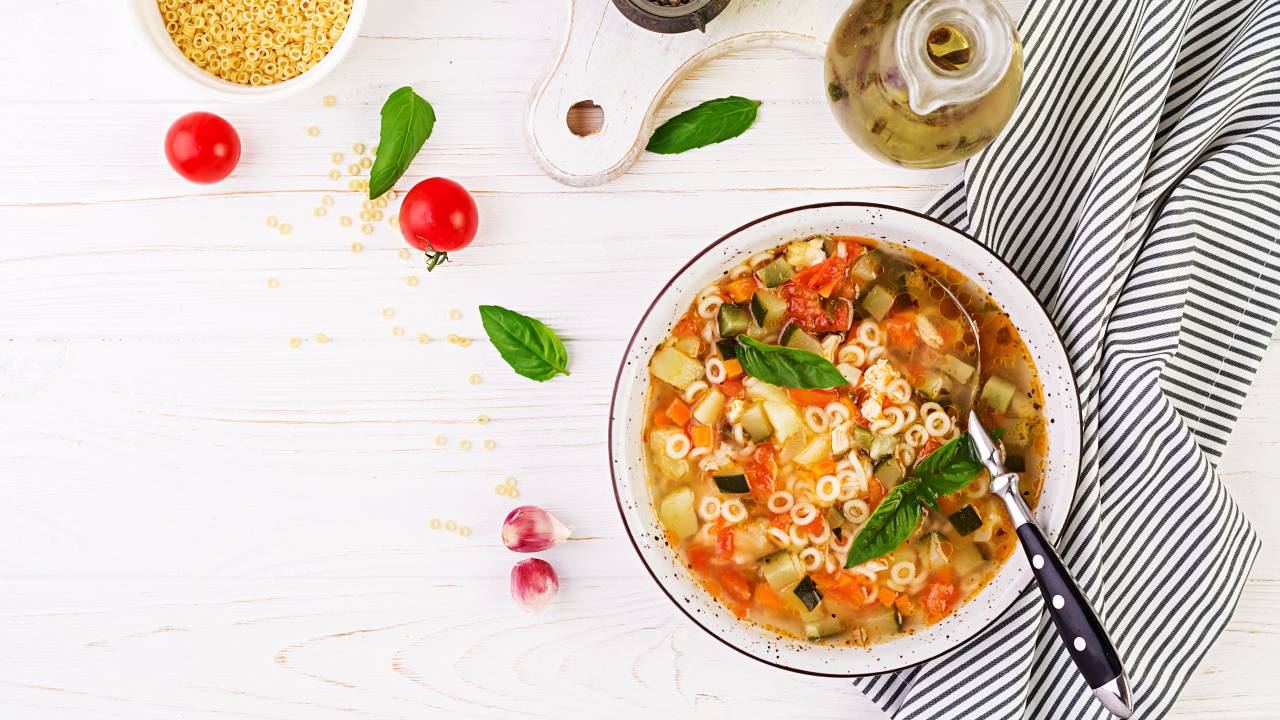 Receita de sopa minestrone fácil de legumes