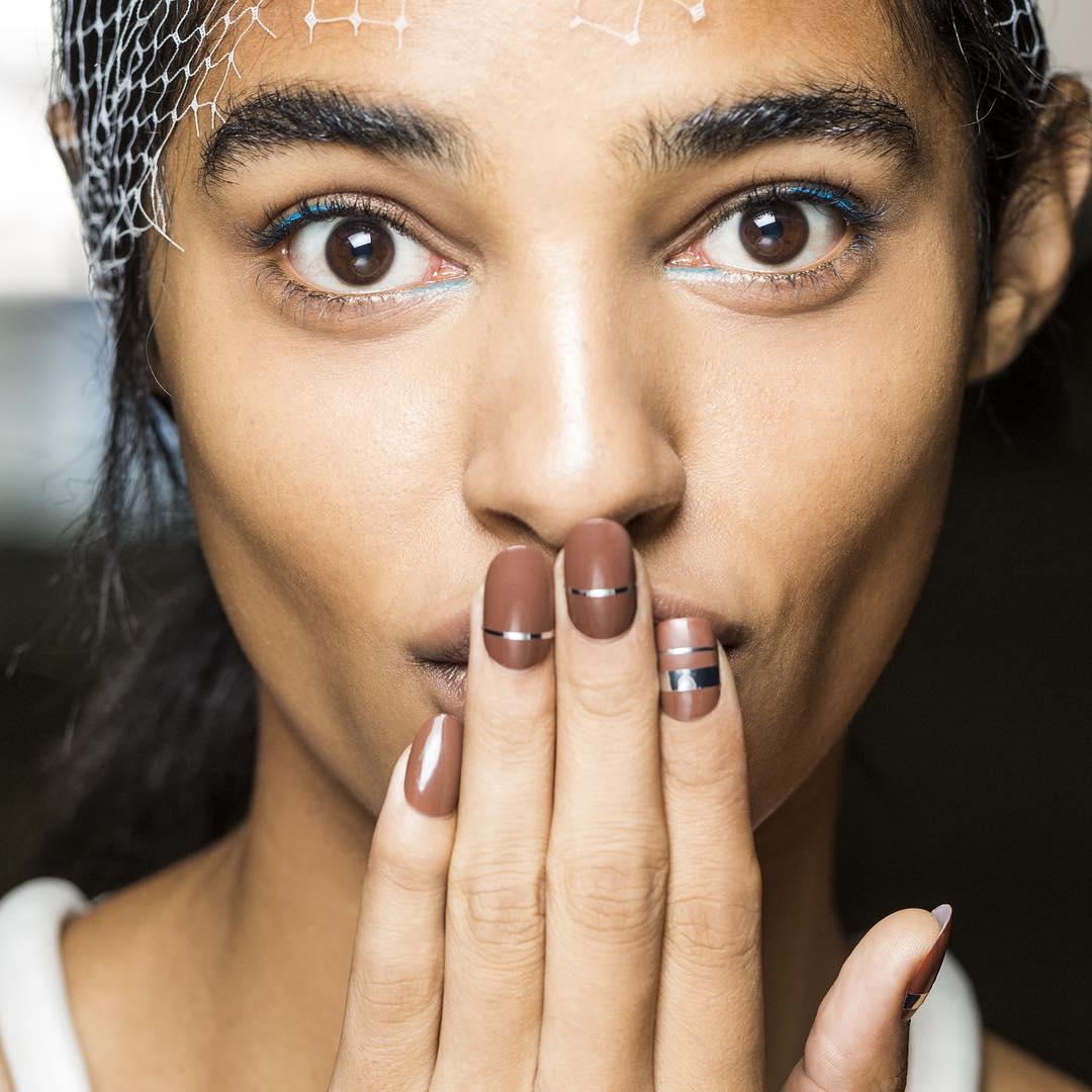 unha marrom elegante