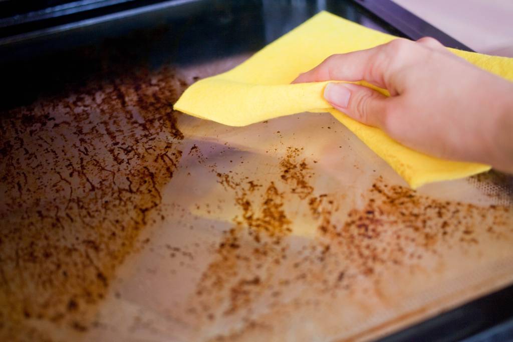 como limpar fogão Desengordurante deve ser usado para manchas difíceis, como na porta do forno