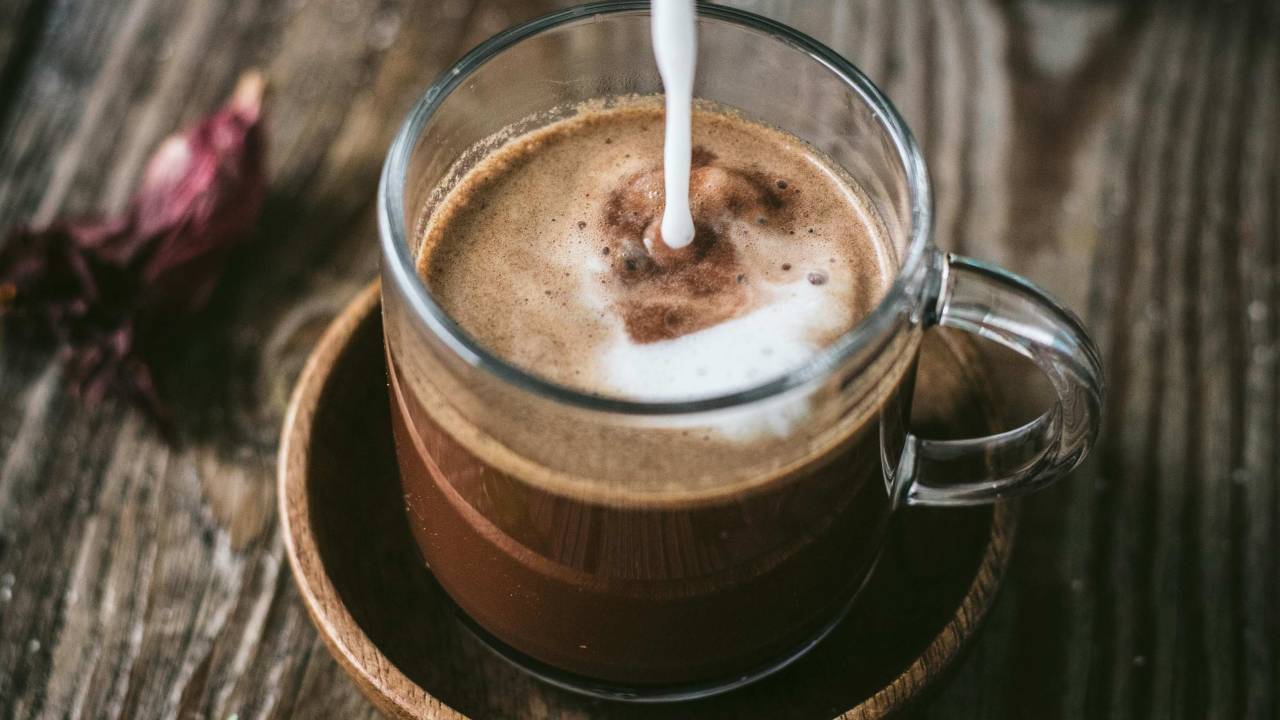 Basta leite, cacau e açúcar para preparar este chocolate quente