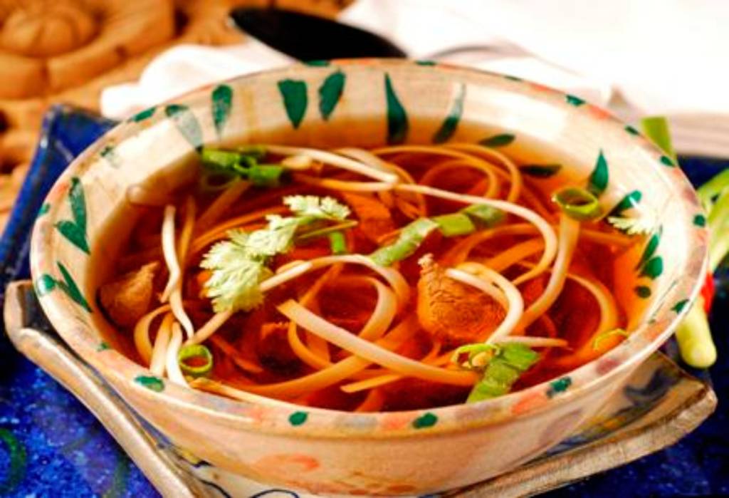 Receita de Sopa Vietnamita leva músculo e macarrão de arroz