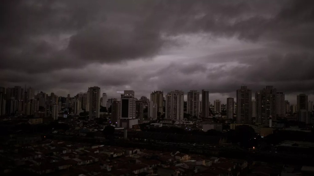 São Paulo deve ter chuva preta neste domingo: entenda o fenômeno