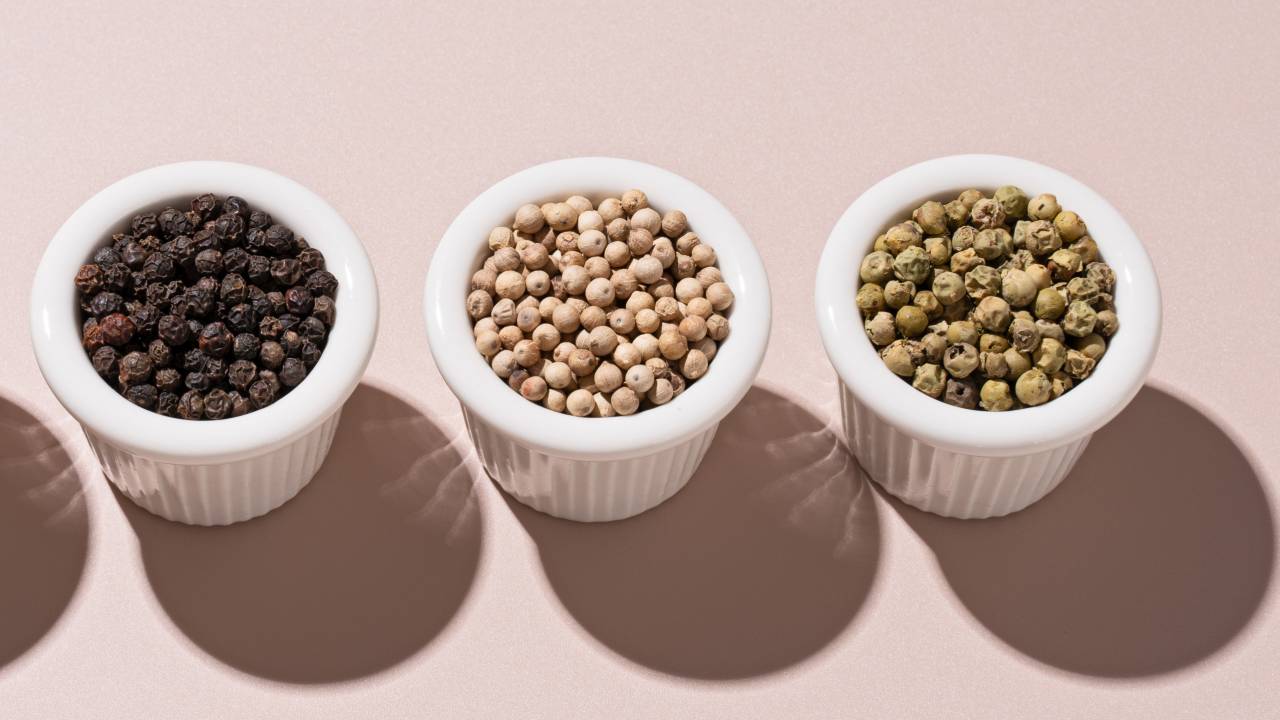 Pimenta-do-reino possui três variedades: preta, branca e verde