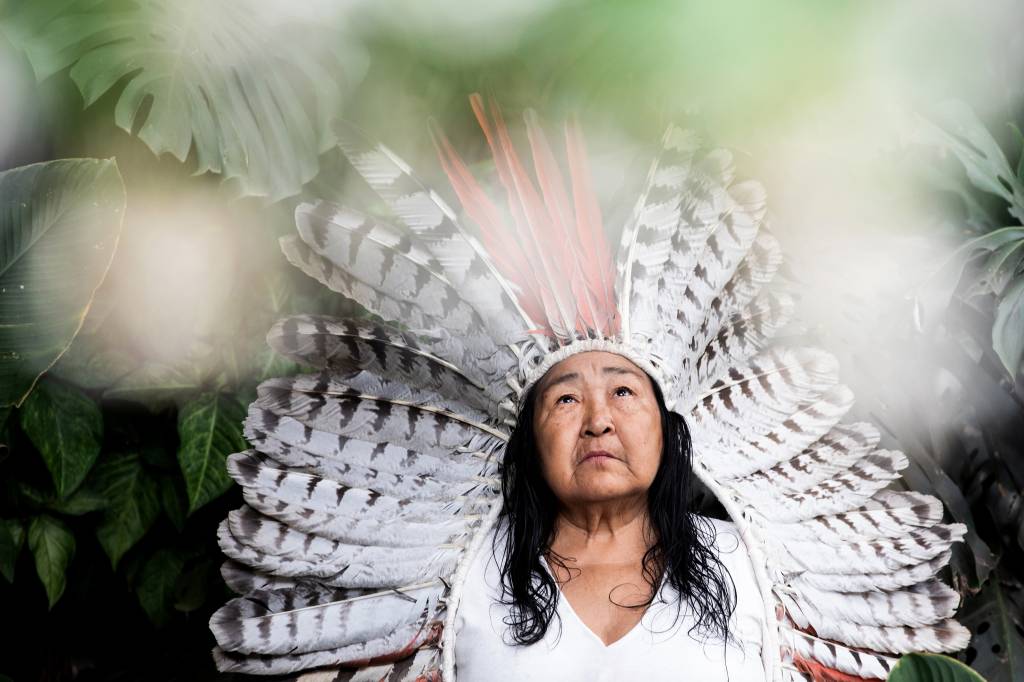 Fotógrafa celebra a natureza e o universo feminino através de livro e exposição