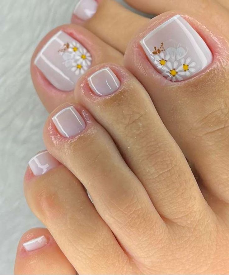 Unhas dos pés decoradas 2023_ 30 fotos de ideias simples e delicadas 4 inspirações delicadas de nail art com flores para as unhas dos pés