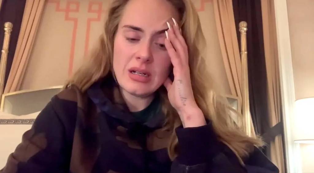 Aos prantos, Adele anuncia pausa por tempo indeterminado na carreira