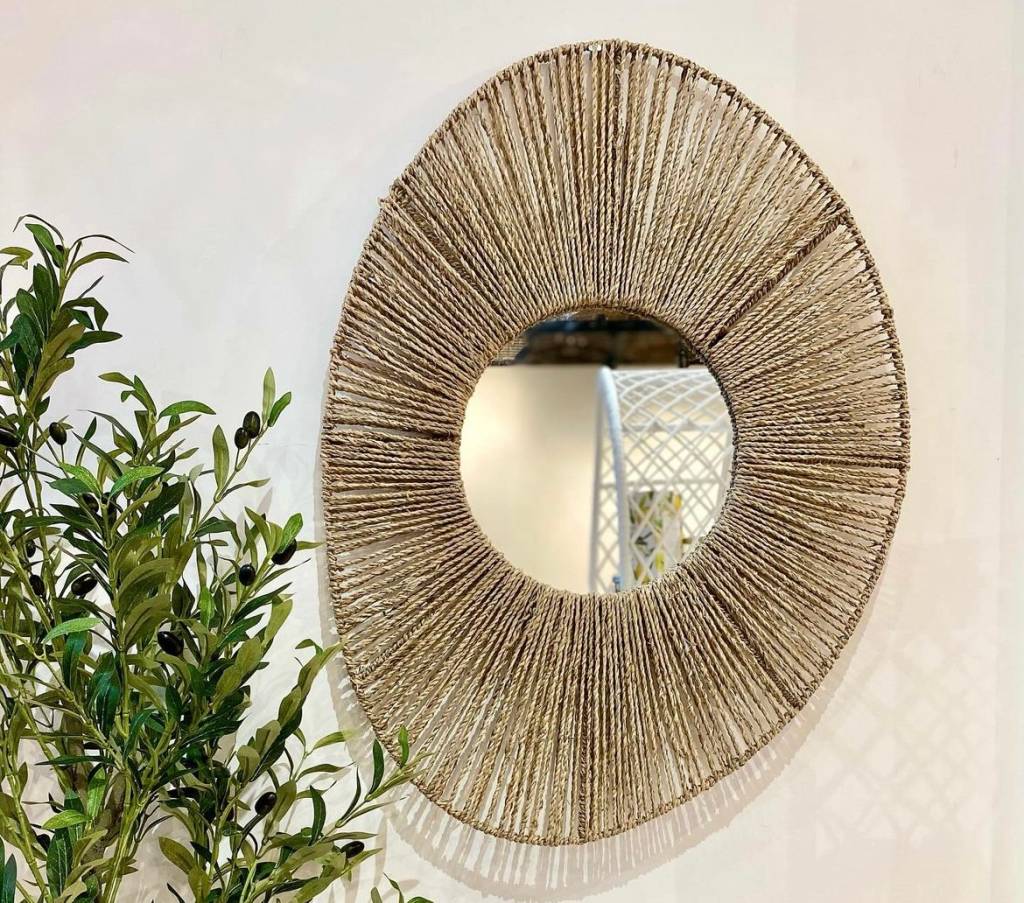 decoração-palha-espelho Característico da decoração natural, o espelho de palha garante sofisticação para qualquer espaço
