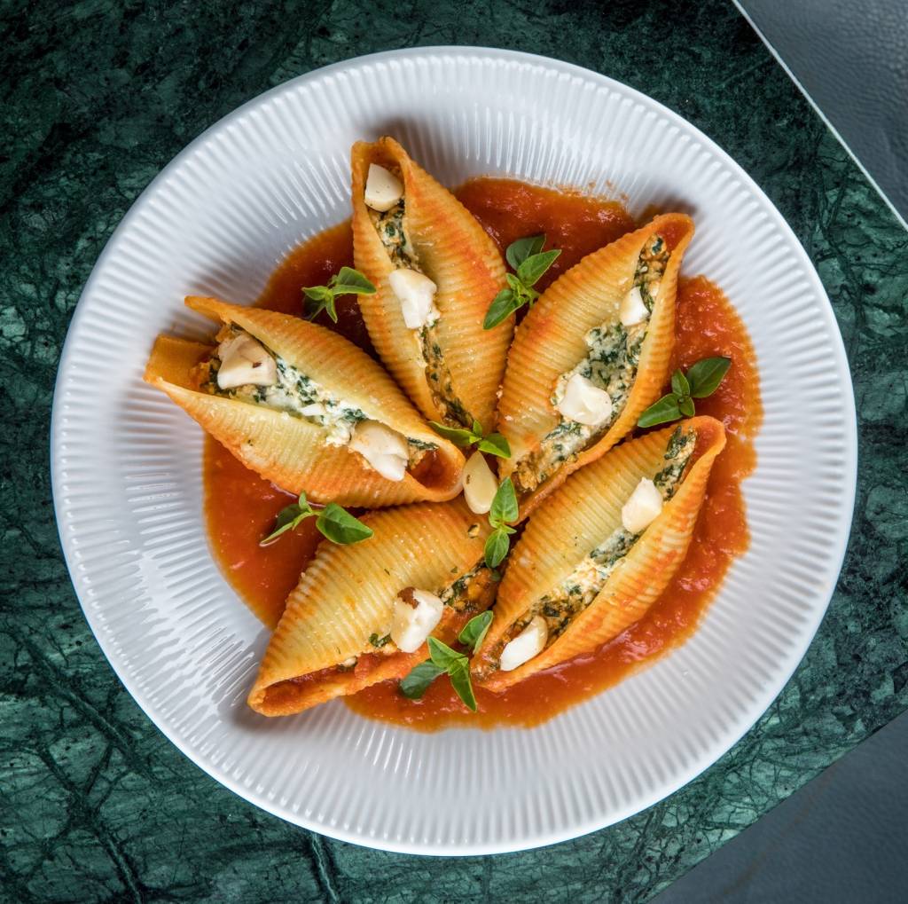 Receita de conchiglione recheado com queijo de cabra e nozes