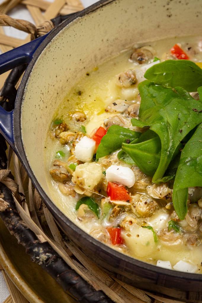 Gratinado de aipim com mariscos em molho de coco, abacaxi, gengibre e coco fresco