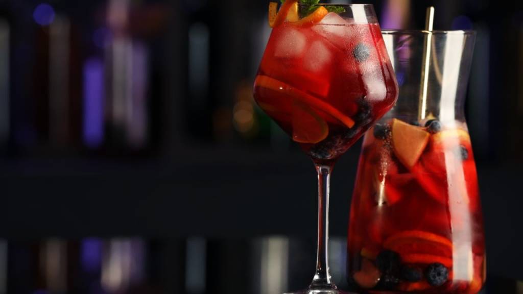 5 drinks com vinho para agitar suas festas de Halloween