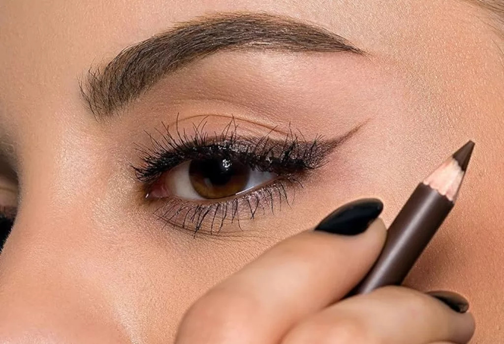 Lápis de olho marrom é tendência: saiba como usar na maquiagem