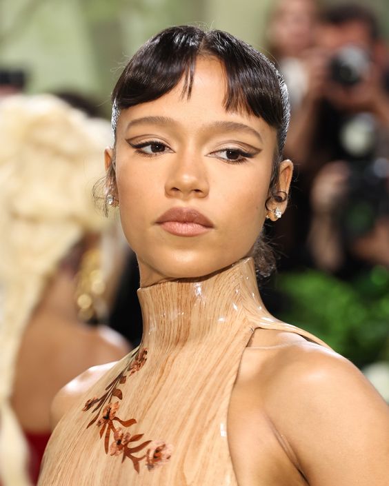 delineado-marrom No Met Gala 2024, a atriz Taylor Russell usa delineado marrom