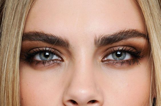 linha-d`água A modelo Cara Delevingne usando lápis de olho marrom