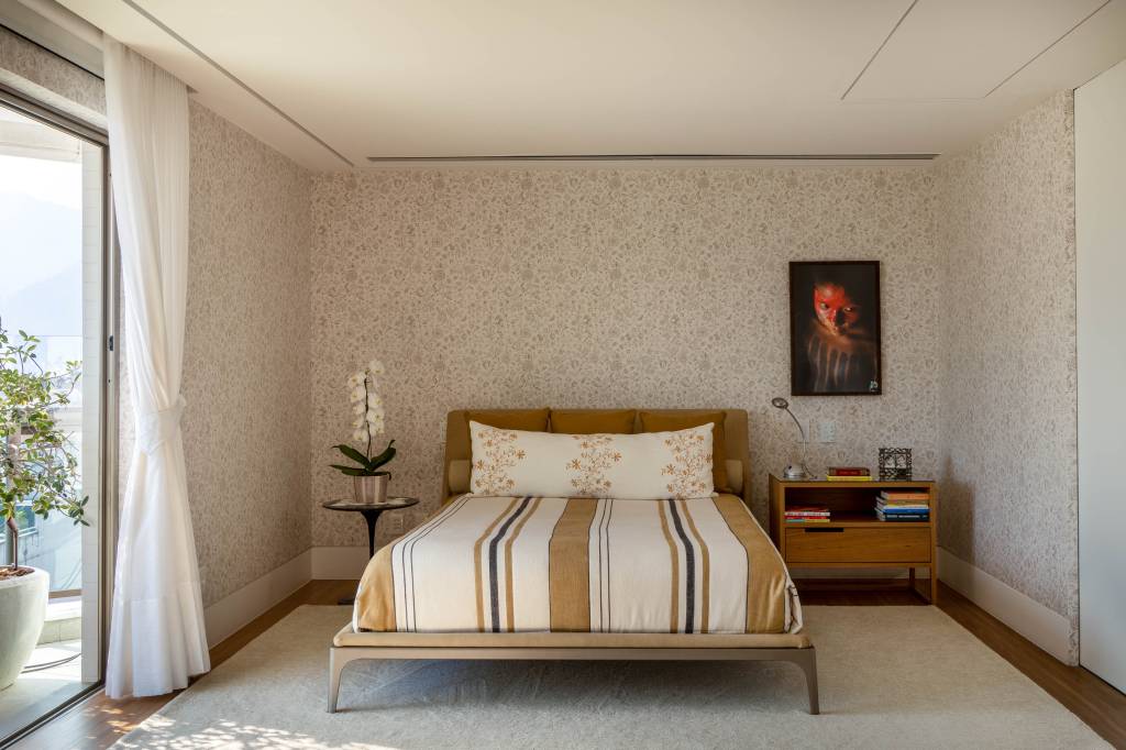 quarto-com-cama-baixa-delicada Quarto delicado e sofisticado com cama baixa