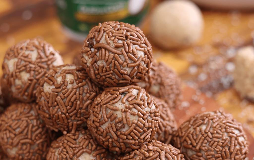 Bolinhas de batata fit ficam bem semelhantes a brigadeiro e podem ser feitas junto com as crianças