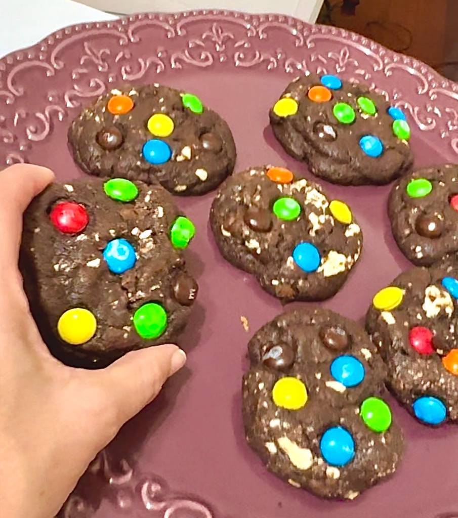 Cookies de chocolate com confetes coloridos