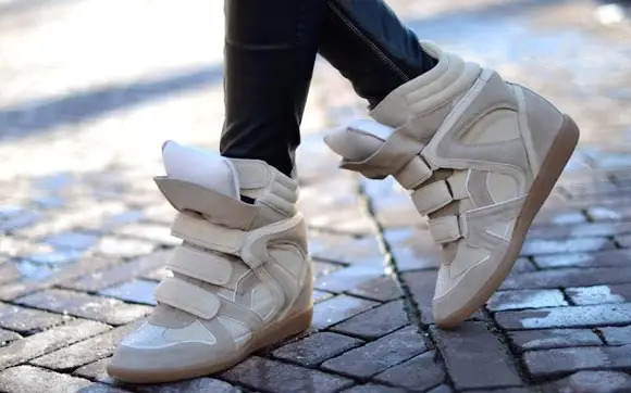 T&ecirc;nis de plataforma Isabel Marant est&aacute; de volta entre as fashionistas