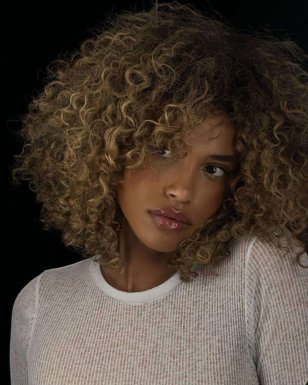 clavicut-em-cabelo-cacheado Corte de cabelo tendência em 2025