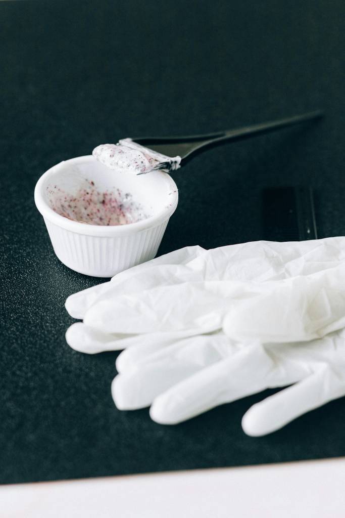 Como pintar os cabelos em casa de forma prática e descomplicada