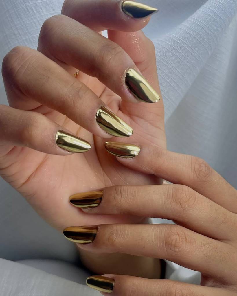 unhas-cromadas-pó-metalizado-dourado 5 inspirações de nail arts nada óbvias para apostar neste fim de ano