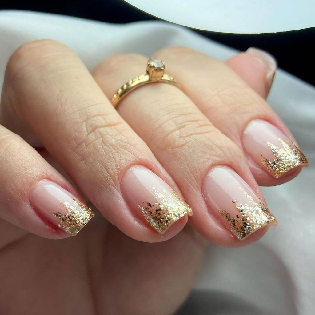 unhas-degradê-com-glitter-ano-novo 5 inspirações de nail arts nada óbvias para apostar neste fim de ano
