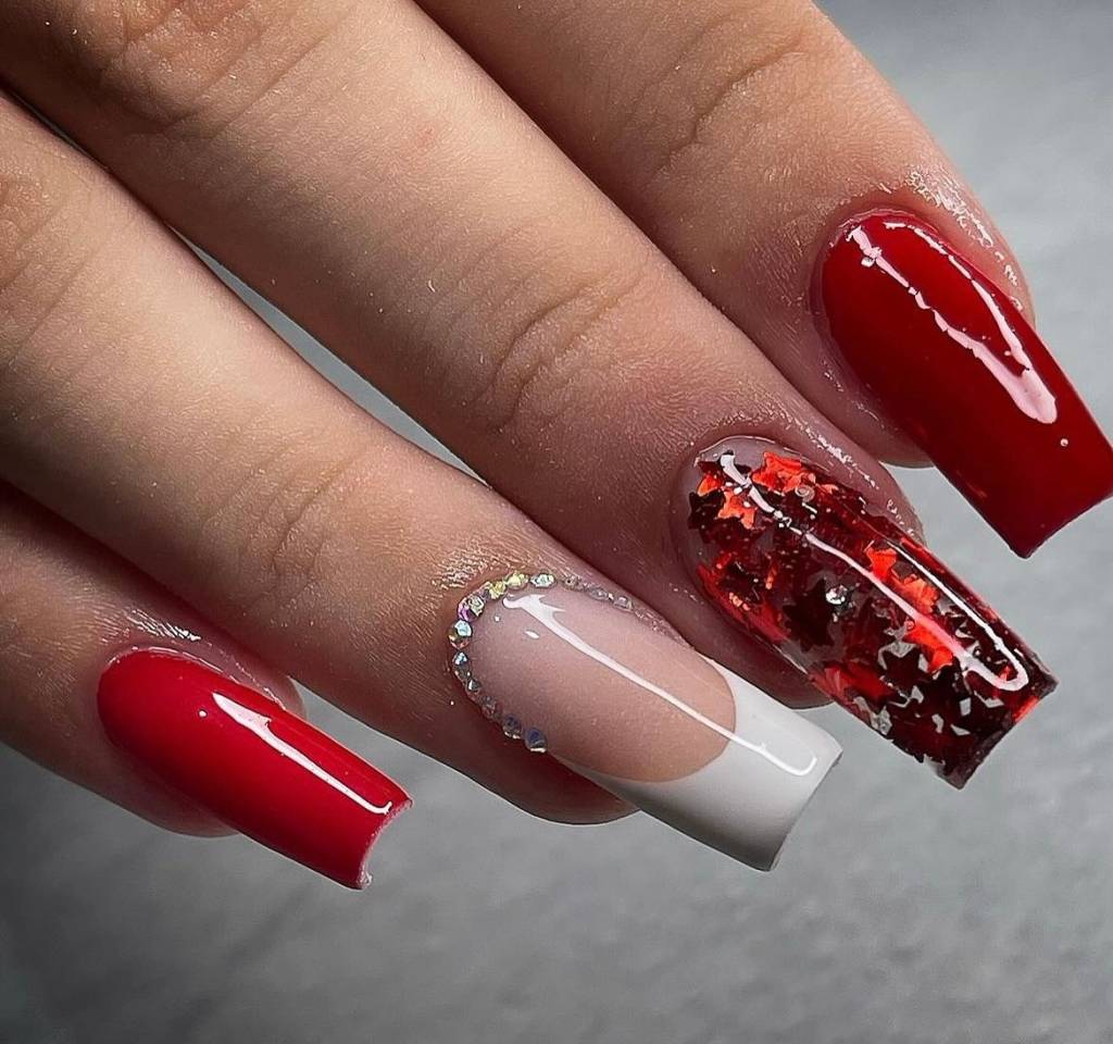 unhas-vermelhas-pedrarias Unhas decoradas vermelhas com pedraria