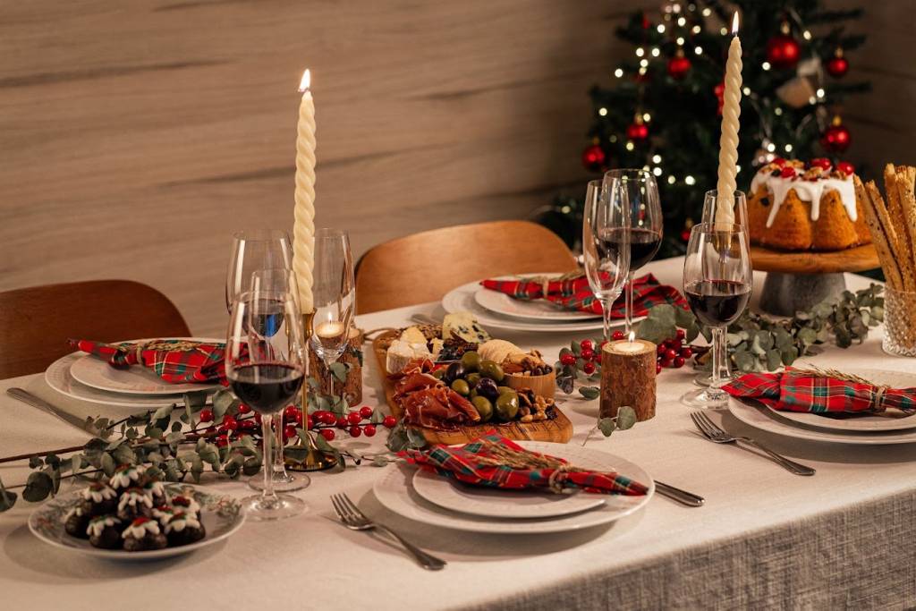 Mesa posta de Natal: 6 dicas para criar uma decoração encantadora