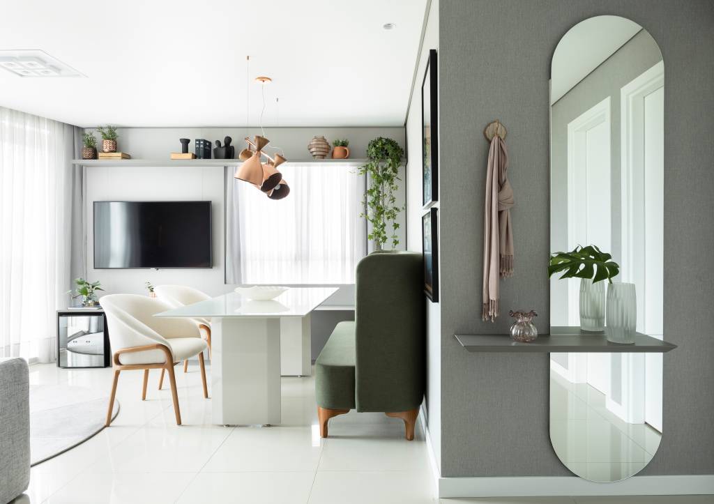 corredor-da-sala-espelho-orgânico 17 ambientes com espelhos orgânicos para se inspirar